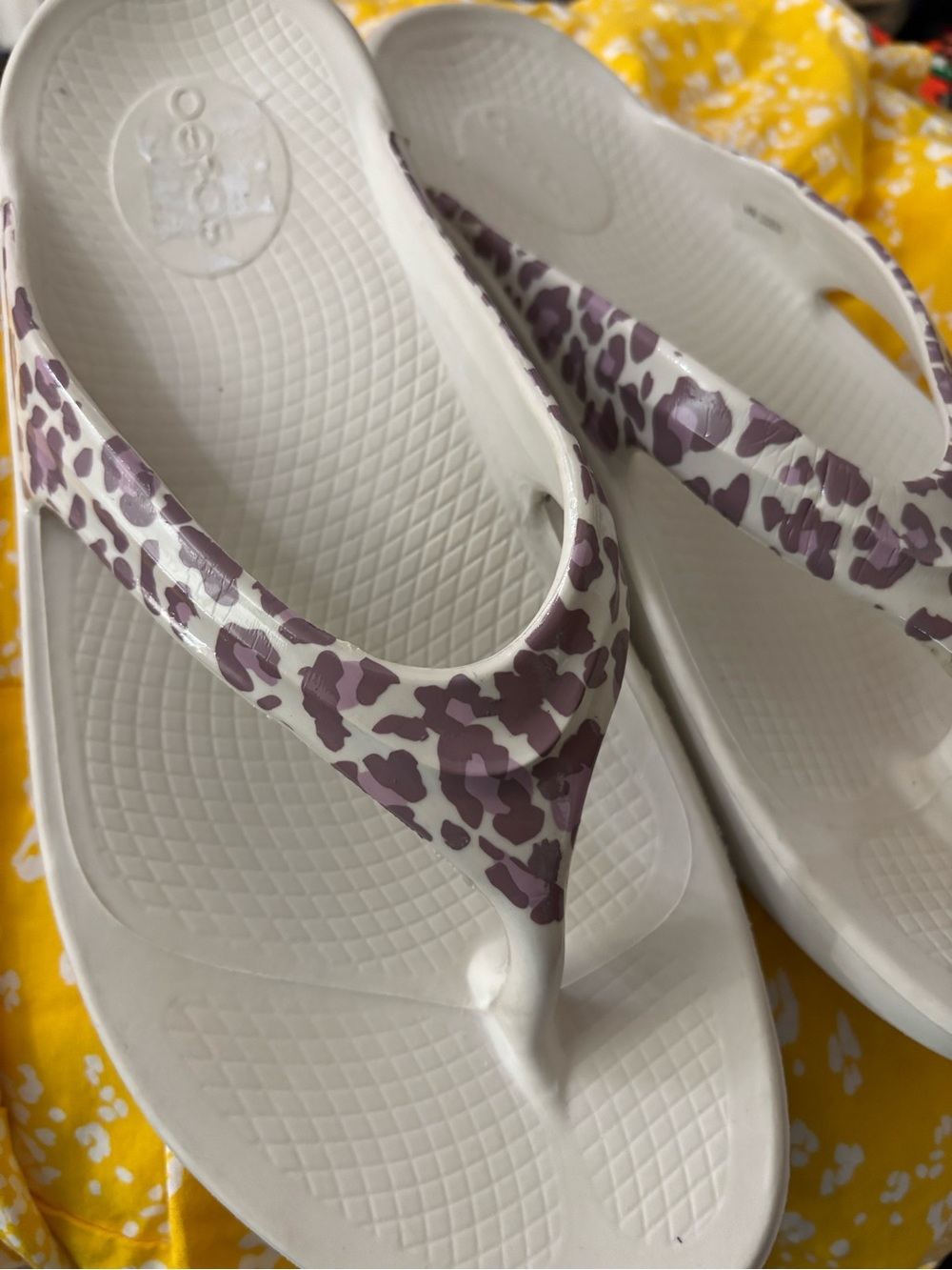Oofos. Thong Slides sandals Size 10